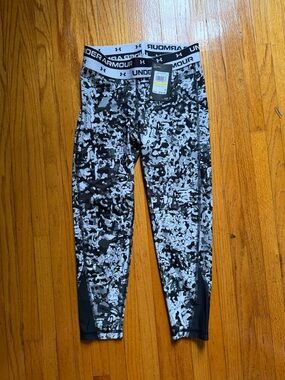 NWT - Under Armour Girls Black & White Camo-Print Leggings (youth size medium)